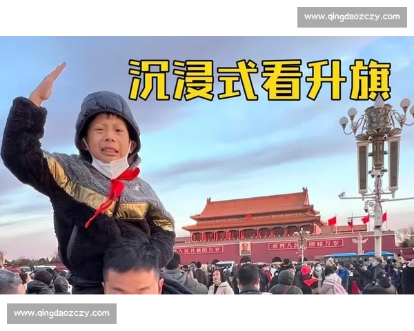 国歌奏响时，他们用身体为孩子撑起晴空